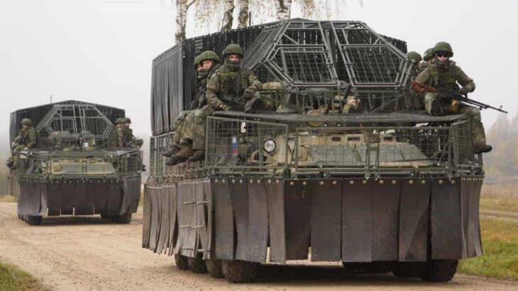 Ruské obrněné transportéry BTR-82A vybavené továrně instalovanými komplexními protidronovými ochrannými sadami