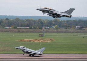 Francouzský Rafale a britský Eurofighter Typhoon během cvičení Rummy