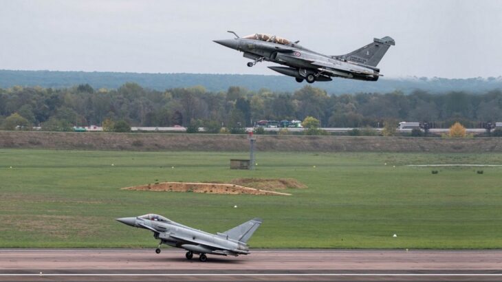 Francouzský Rafale a britský Eurofighter Typhoon během cvičení Rummy