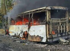 Hořící autobus v Kramatorsku po ruském útoku klouzavou pumou