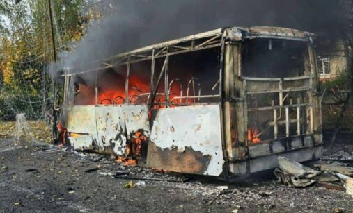 Hořící autobus v Kramatorsku po ruském útoku klouzavou pumou