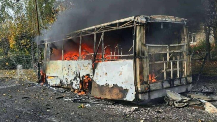 Hořící autobus v Kramatorsku po ruském útoku klouzavou pumou