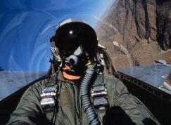Pilot v kokpitu F-16
