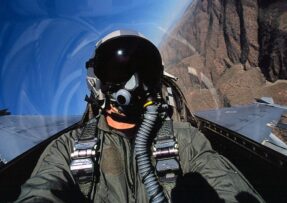 Pilot v kokpitu F-16