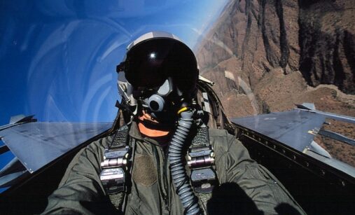 Pilot v kokpitu F-16