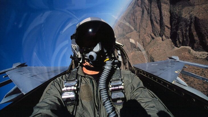 Pilot v kokpitu F-16