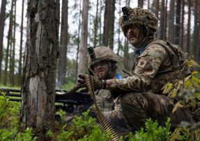 Maskovaní britští vojáci v kulometem z jednotky 2 SCOTS