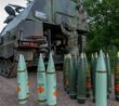 Houfnice PzH 2000 s dělostřeleckými granáty ráže 155 mm