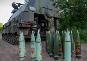 Houfnice PzH 2000 s dělostřeleckými granáty ráže 155 mm