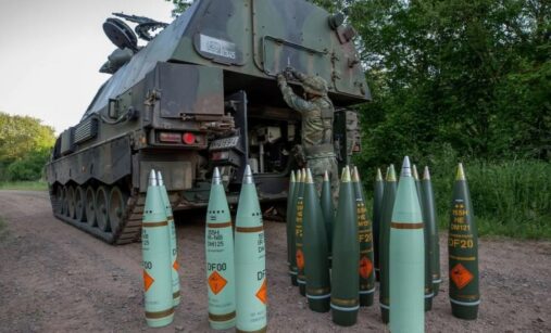 Houfnice PzH 2000 s dělostřeleckými granáty ráže 155 mm