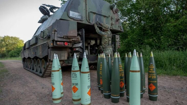 Houfnice PzH 2000 s dělostřeleckými granáty ráže 155 mm