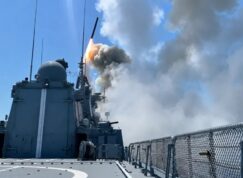Ruská fregata Admiral Gorškov Projekt 22350 odpaluje střelu Kalibr