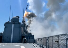 Ruská fregata Admiral Gorškov Projekt 22350 odpaluje střelu Kalibr