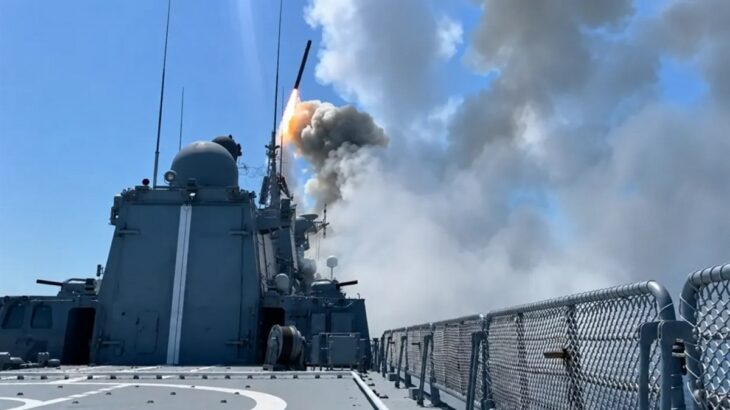 Ruská fregata Admiral Gorškov Projekt 22350 odpaluje střelu Kalibr
