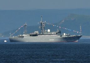 Ruská špionážní loď SSV-535 Kareliya