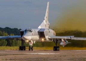 Ruský strategický bombardér Tu-22M3 se střelou Ch-22