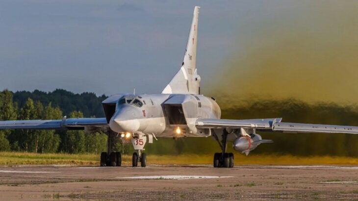 Ruský strategický bombardér Tu-22M3 se střelou Ch-22