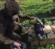 Ruský voják připravuje optický dron