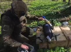 Ruský voják připravuje optický dron