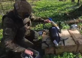 Ruský voják připravuje optický dron