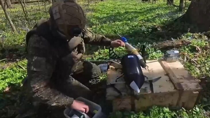 Ruský voják připravuje optický dron