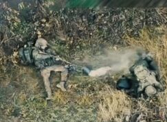 Ruský voják střílí do dronu vedle sebe