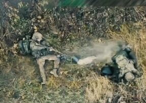 Ruský voják střílí do dronu vedle sebe