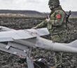 Ruský voják u katapultu pro dron Orlan-10
