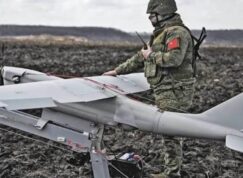 Ruský voják u katapultu pro dron Orlan-10