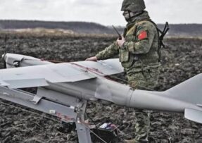 Ruský voják u katapultu pro dron Orlan-10