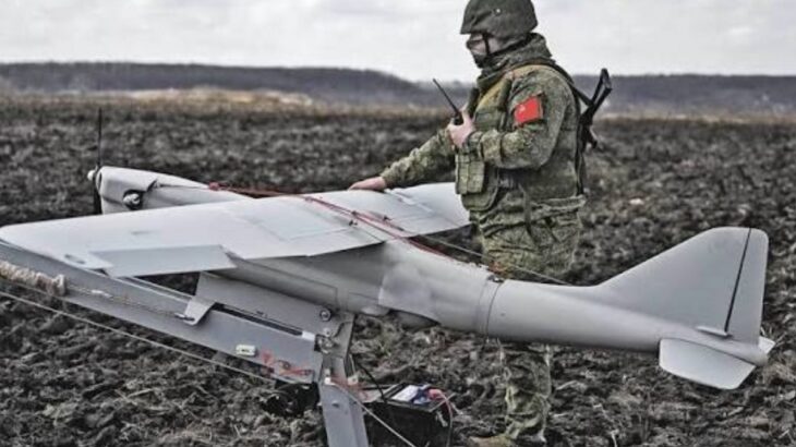 Ruský voják u katapultu pro dron Orlan-10