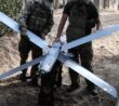 Ruští vojáci nesou dron Lancet