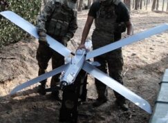 Ruští vojáci nesou dron Lancet
