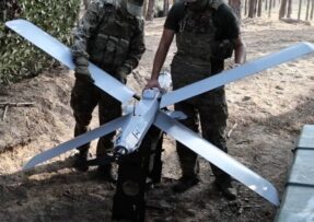 Ruští vojáci nesou dron Lancet