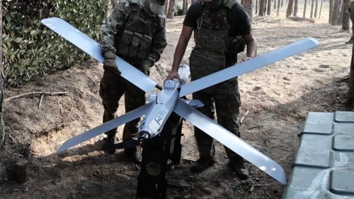 Ruští vojáci nesou dron Lancet