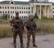 Ruští vojáci před nádražní budovou Kupjansk-Vžulovyj