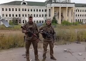 Ruští vojáci před nádražní budovou Kupjansk-Vžulovyj