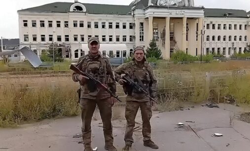 Ruští vojáci před nádražní budovou Kupjansk-Vžulovyj