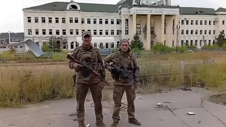 Ruští vojáci před nádražní budovou Kupjansk-Vžulovyj
