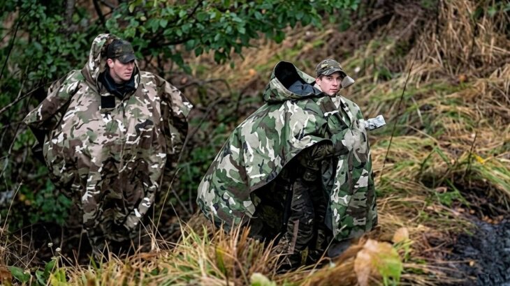 Ruští vojáci v protidronových pláštích