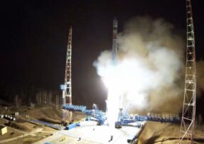 Start rakety Sojuz-2, která nosí do vesmíru satelity Rassvet