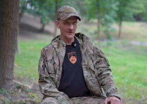 Ukrajinský voják dává rozhovor po operaci Veles