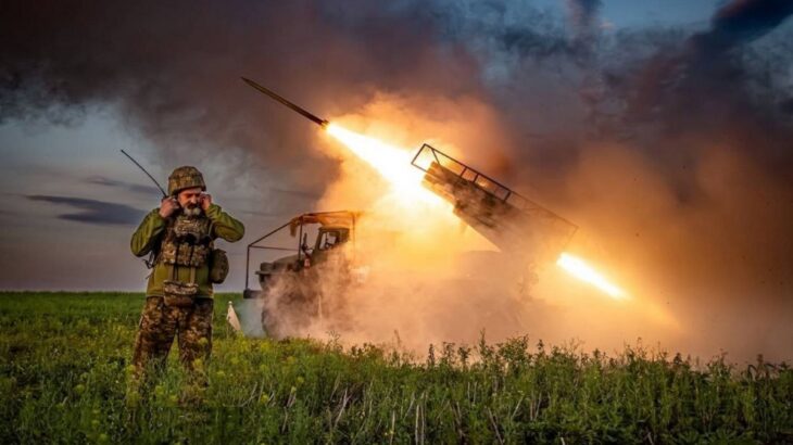 Ukrajinský voják u raketometu Grad, který pálí