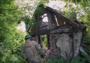 Ukrajinský voják v lese nastoupil na ruské okupanty