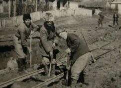 Ukrajinští lidé pokládají koleje