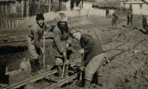 Ukrajinští lidé pokládají koleje