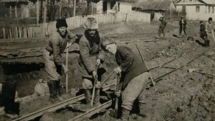 Ukrajinští lidé pokládají koleje