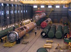 Práce na kontejneru na rakety v Mezikontinentálním centru pro eliminaci balistických raket v Surovatichě v Rusku