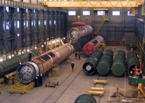 Práce na kontejneru na rakety v Mezikontinentálním centru pro eliminaci balistických raket v Surovatichě v Rusku