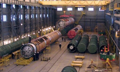 Práce na kontejneru na rakety v Mezikontinentálním centru pro eliminaci balistických raket v Surovatichě v Rusku